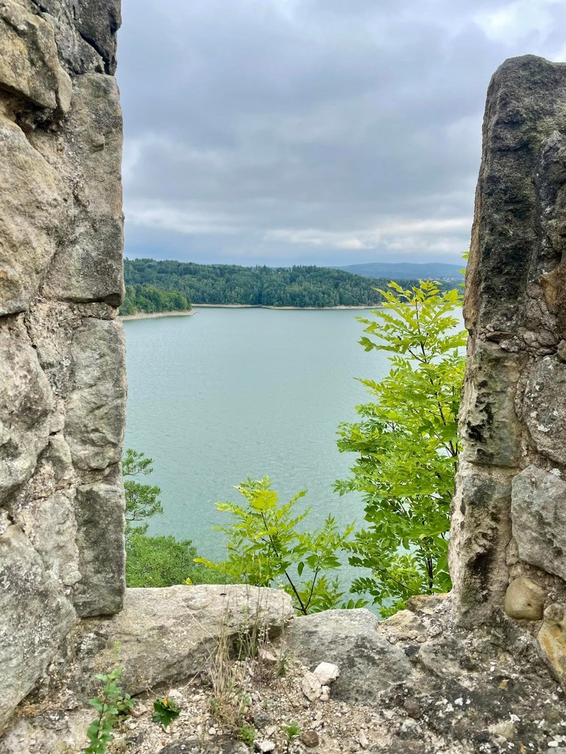 Z zamku roztacza się piękny widok na Jezioro Dobczyckie /archiwum prywatne