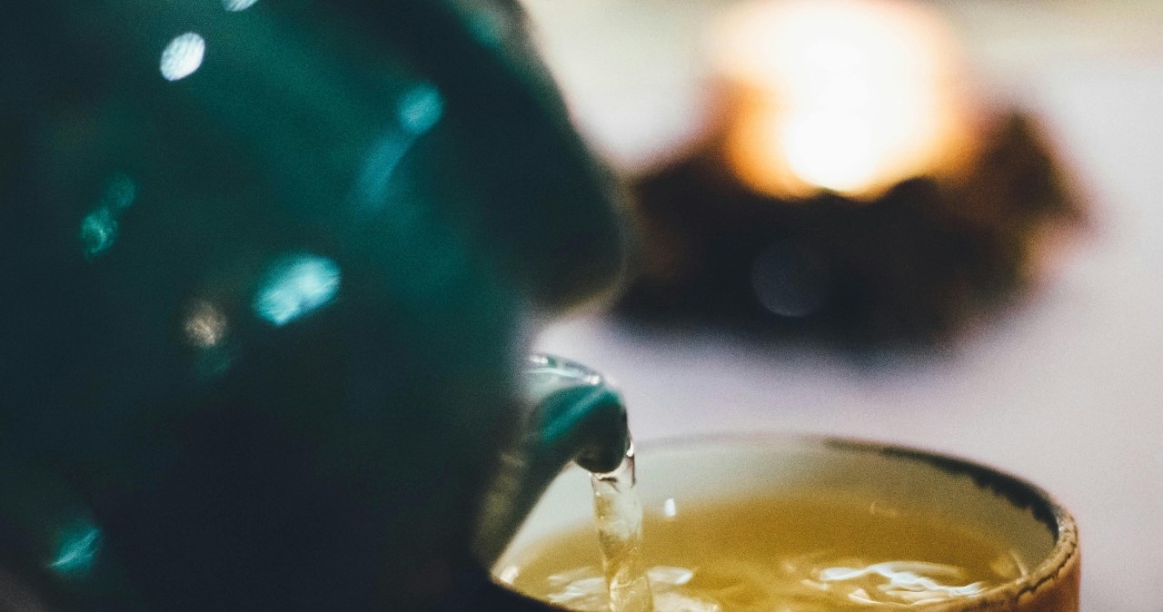 Z zielonej herbaty przygotujesz wygładzającą maseczkę z dodatkiem banana i miodu /Maria Tyutina /pexels.com