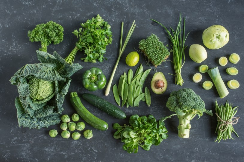 Z zielonych warzyw można przygotować pyszną i zdrową sałatkę. /123RF/PICSEL