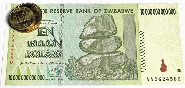 Z Zimbabwe pochodzi banknot o najwyższym nominale - 100 bilionów dolarów /&copy;123RF/PICSEL