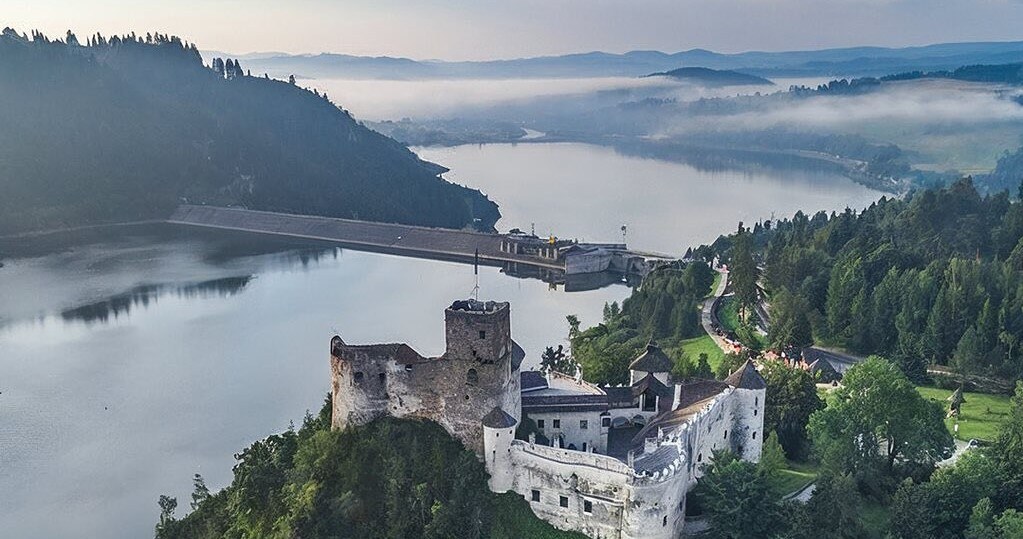 За 20 км від Щавниці знаходиться прекрасний замок Нєдзіца, зведений у XIII столітті /Domena publiczna