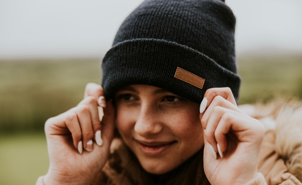Za ciepło na czapkę? Wiemy, kiedy lepiej chronić głowę