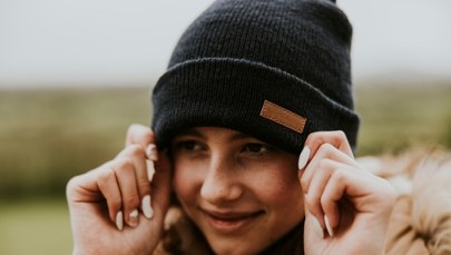 Za ciepło na czapkę? Wiemy, kiedy lepiej chronić głowę