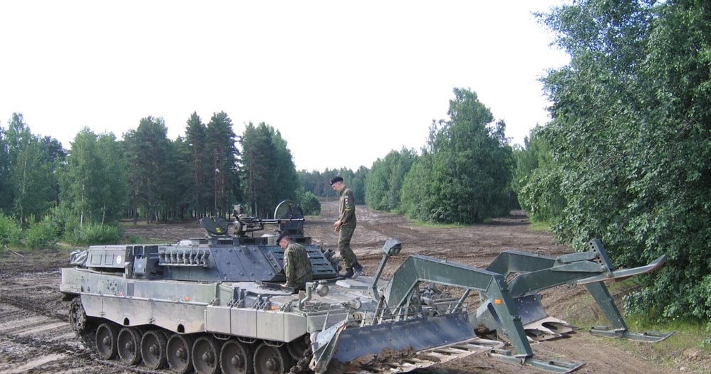 Za czołgami Leopard 2 do Ukrainy przybyły także ich specjalistyczne modyfikacje jak Leopard 2R z Finlandii. Helsinki przekazały Kijowowi wszystkie sześć modeli swoich maszyn /@oryxspioenkop /Twitter