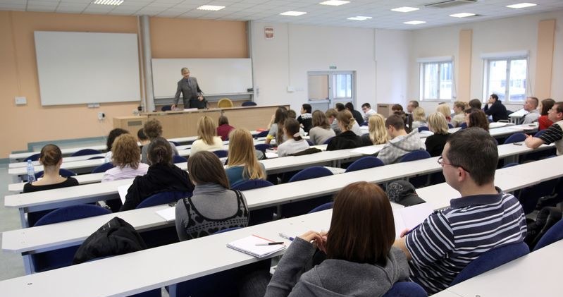 Za dużo młodych studiuje, zamiast zdobywać zawód, fot. Bartosz Krupa /Super Express