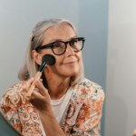 Za dużo pudru rujnuje twój makijaż po 60-tce. Używaj go w ten sposób, żeby nie podkreślał zmarszczek