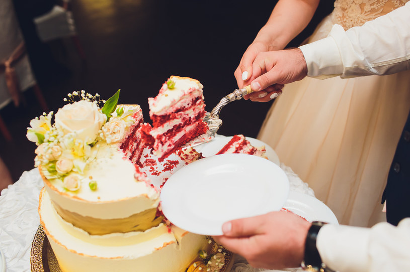 Za duży tort? Słodkości można zapakować gościom do domu /123RF/PICSEL