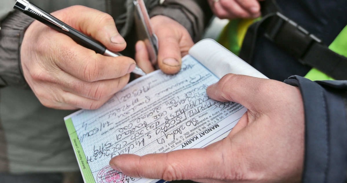 Za dziękowanie światłami awaryjnymi też można dostać mandat /Fot. Piotr Jedzura /Reporter