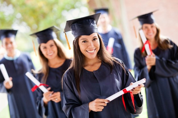 Za granicą dyplom wyższej uczelni przekłada się na wyższe zarobki /123RF/PICSEL