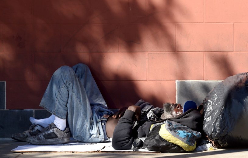 Za granicą rośnie liczba bezdomnych Polaków /AFP
