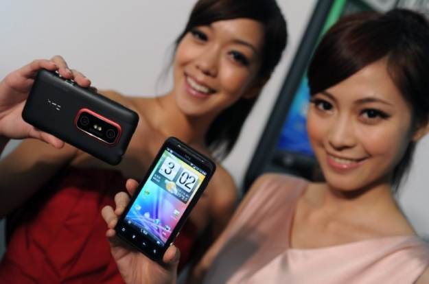 Za HTC EVO 3D przyjdzie nam zapłacić przynajmniej 2200 zł - to wysoka cena, jak za opcje 3D /AFP