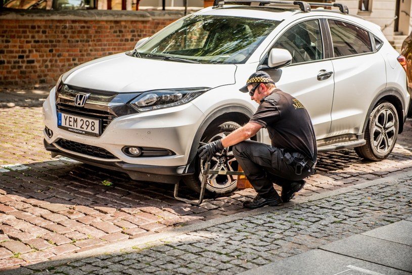 Za jakie parkowanie grozi mandat? Nie zawsze musi stać znak, żeby parkowanie było zakazane /Marcin Bruniecki /Reporter