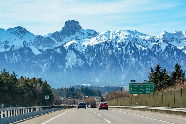 Za jazdę w Szwajcarii bez ważnej winiety grozi mandat w wysokości 200 franków szwajcarskich /Shutterstock