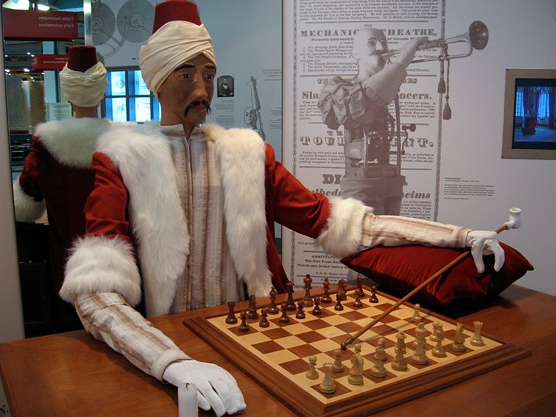 Za jego sukcesy w królewskiej grze odpowiadał szachista siedzący wewnątrz konstrukcji. Dzięki magnesom widział posunięcia przeciwnika na szachownicy, a za pomocą specjalnego systemu przekładni poruszał ręką Turka i przesuwał figury /domena publiczna