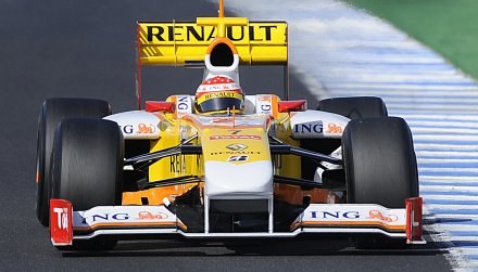 Za kierownicą as Renault - Fernando Alonso /AFP