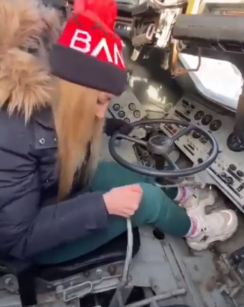 Za kierownicą rosyjskiego wozu BTR dała sobie radę młoda Ukrainka /Twitter