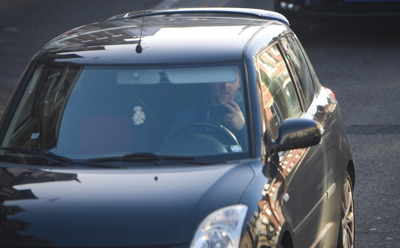 Za korzystanie z telefonu kierowcy stracą prawo jazdy na 8 dni /Getty Images