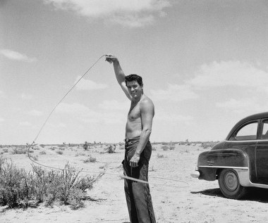 Za kreację w filmie "Olbrzym" otrzymał nominację do Oscara w kategorii najlepszy aktor pierwszoplanowy. Po tej roli zgodnie okrzyknięto go symbolem seksu, wzorem macho i ucieleśnieniem męskości; pisano, że jest "zabójczo przystojny i że może zdobyć każdą kobietę". Nikt wówczas nie przypuszczał, że idol całej Ameryki jest gejem. Rock Hudson ukrywał swą orientację seksualną przez 30 lat.