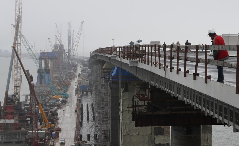 Za kulisami Most Krymski nazywany był także symbolem rosyjskiej korupcji. Za konstrukcję budowli odpowiadał przyjaciel Putina, Arkady Rotenberg, przez którego przeszło 80 proc. funduszy przekazanych na budowę mostu. Podejrzewa się, że większość pieniędzy trafiło do kieszeni Rotenberga i pracowników jego firmy Stroygazmontazh, odpowiedzialnej za budowę