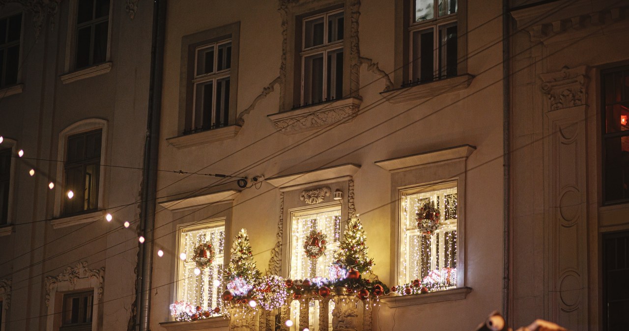 Za lampki na balkonie można dostać mandat. Ile wynosi? /123RF/Picsel, 123RF/Picsel /Pixel