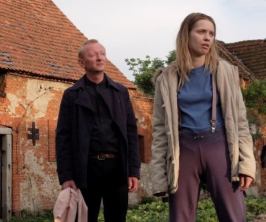 Za najtrudniejszą w dotychczasowej karierze Paulina Gałązka uważa rolę upośledzonej dziewczyny w serialu "Znaki". "Długo zapoznawałam się z tematem upośledzeń i dodałam swoje pomysły, które spodobały się reżyserowi. Rozbudowaliśmy tę postać w trakcie trwania serialu. Pierwszy raz miałam rolę niemą. Nie mogłam grać słowami, jedyne, co mi zostawało, to ciało i ekspresja. To było bardzo trudne zadanie, łatwo można było się na nim poślizgnąć. Dało mi jednak ogromną satysfakcję, bo ta rola spodobała się widzom" - mówiła w rozmowie z agencją AKPA.