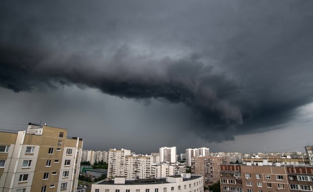 Za nami burzowa noc. Przewrócone drzewo zraniło człowieka na Warmii