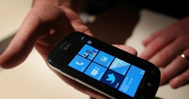 Za nieprawidłowe działanie komórek z Windows Phone 7 odpowiada błąd w Yahoo! Mail /AFP