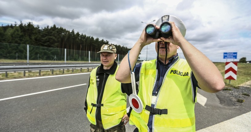 Za nieprzestrzeganie zasady trzech sekund grozi wysoki mandat /Piotr Jędzura /Reporter