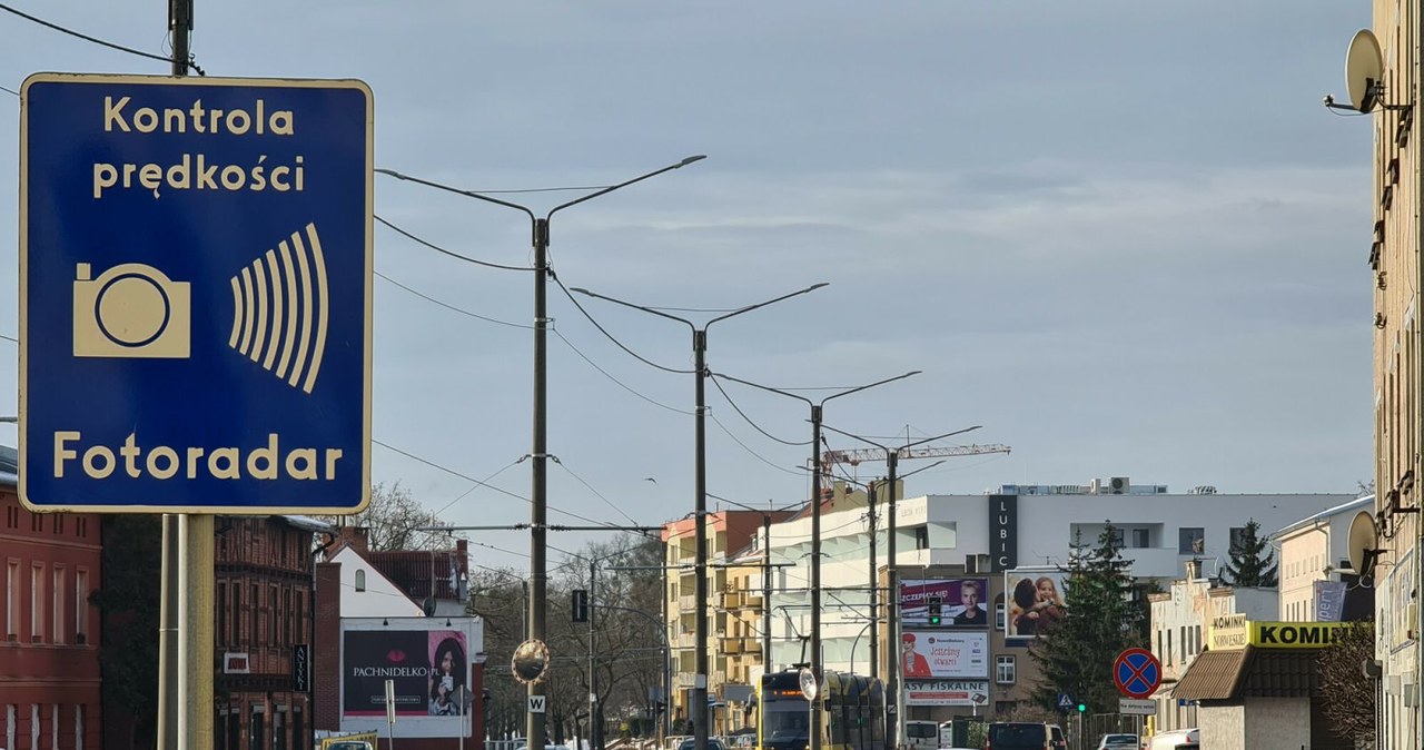 Za niewskazanie komu powierzyliśmy pojazd - w przypadku przekroczenia prędkości - zapłacimy co najmniej 800 zł lub dwukrotność mandatu! / GRZEGORZ OLKOWSKI / POLSKA PRESS /Agencja SE/East News