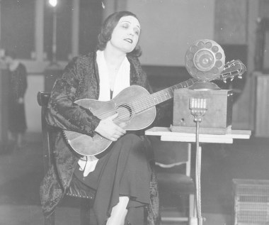 Za oceanem zrobiła wiele filmów. Różnej jakości. W epoce kina niemego była niekwestionowaną gwiazdą. Rewolucja dźwiękowa pokrzyżowała jej szyki. Nastały inne czasy. Lata 20. to była szalona "epoka jazzu", swobody obyczajowej i używania życia. Nikt wówczas nie myślał, że może nastąpić katastrofa. Ale fatalny "Czarny czwartek" wywołał krach na giełdach, milionowe bezrobocie, masowe bankructwa i biedę... Widzowie nie chcieli już oglądać wampów, lecz bohaterki bliższe ich życiu. Pola Negri wystąpiła tylko w jednym amerykańskim filmie dźwiękowym "Na rozkaz kobiety"(1932) i wyjechała do Europy - pisał Stanisław Janicki.