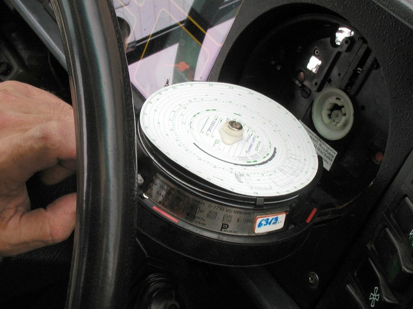 Za oszukiwanie tachografu ma odpowiadać właściciel samochodu /Artur Przybysz /East News