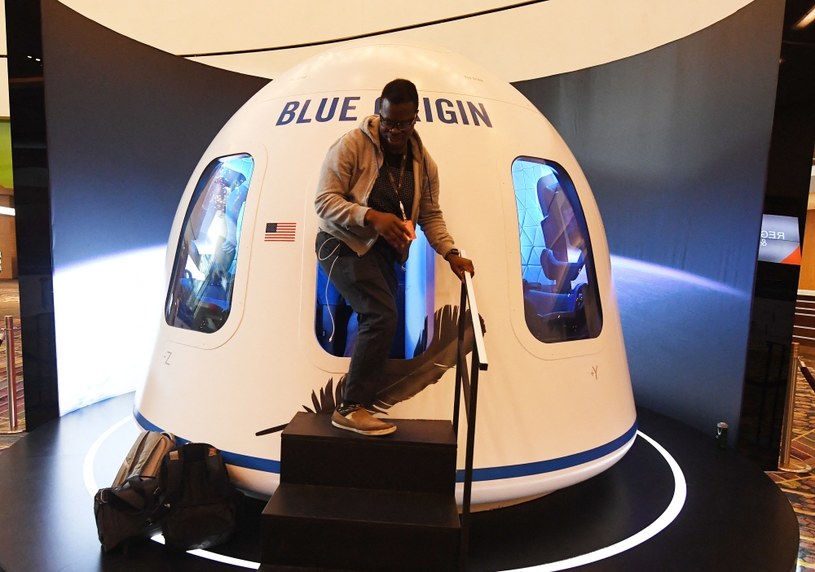Za podróż w kosmos z Blue Origin trzeba będzie zapłacić około pół miliona dolarów. / MARK RALSTON /AFP