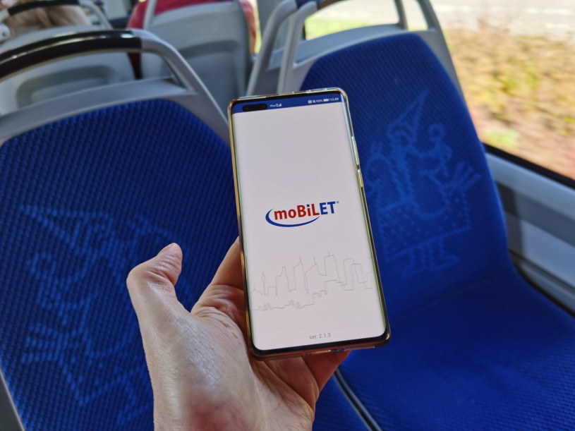 Za pomocą aplikacji moBilet można łatwo kupić bilety komunikacji miejskiej /INTERIA.PL