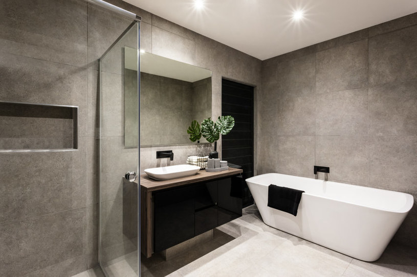 Za pomocą domowych sposobów możesz wyczyścić każdy zakamarek łazienki /123RF/PICSEL