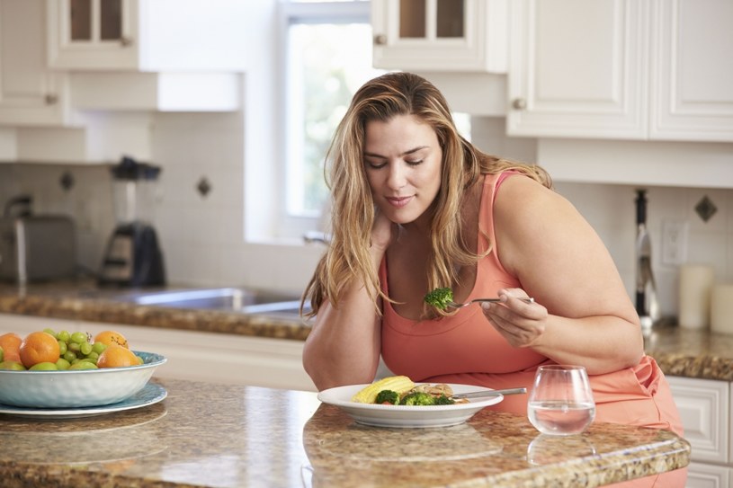 Za problemy z nadwagą odpowiada przede wszystkim nieprawidłowa dieta /123RF/PICSEL