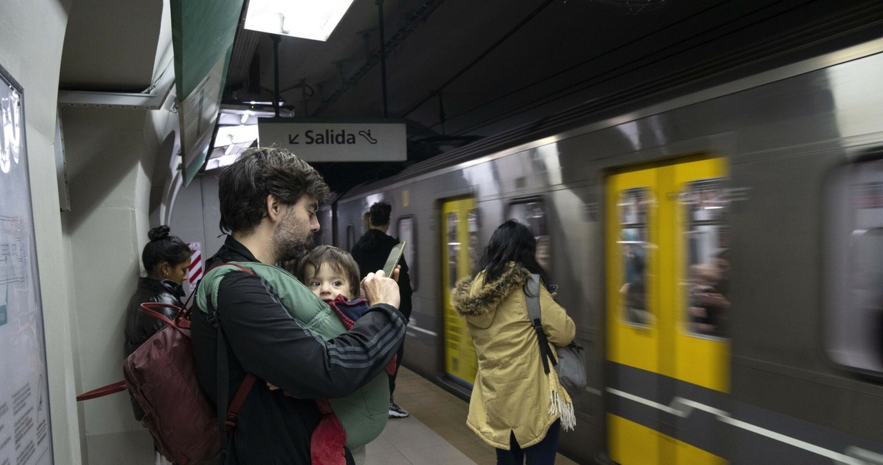 Za przejazd metrem w Buenos Aires trzeba zapłacić więcej. Z dnia na dzień bilety podrożały o 360 proc. /Rodrigo Abd/Associated Press/East News /East News