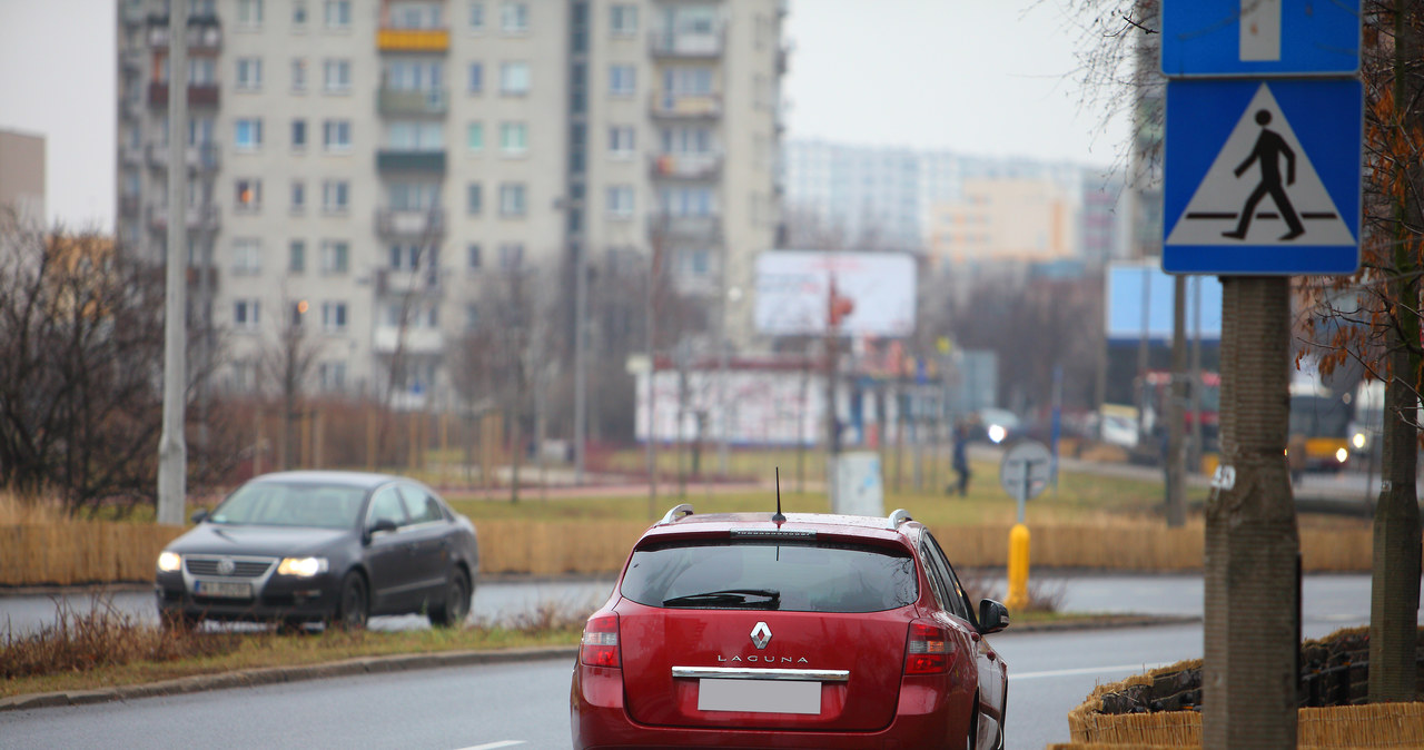 Za przejściem dla pieszych nie można parkować. Jednak wyjątkowo jest to dozwolone na drodze jednokierunkowej. /Motor