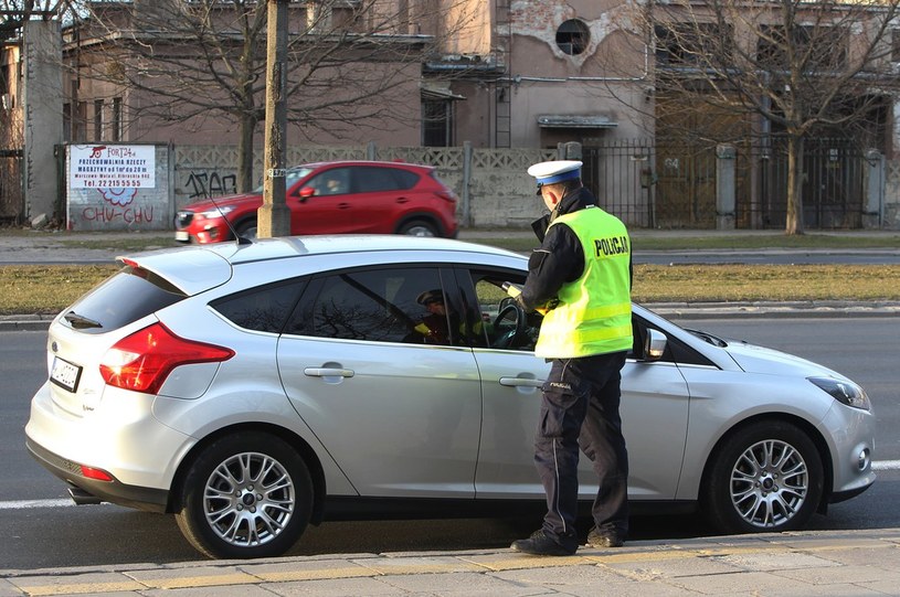 Za przekroczenie prędkości o ponad 50 km/h w policja zatrzymuje prawo jazdy /Stanisław Kowalczuk /East News