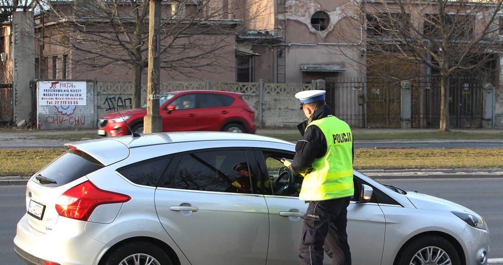 Za przekroczenie prędkości o ponad 50 km/h w policja zatrzymuje prawo jazdy /Stanisław Kowalczuk /East News