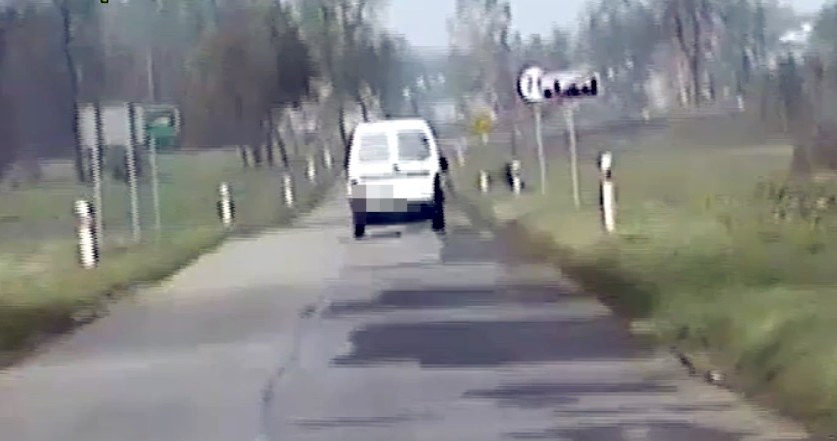 Za przekroczenie prędkości o ponad 50 km/h w terenie zabudowanym policja zatrzymuje prawo jazdy /Policja