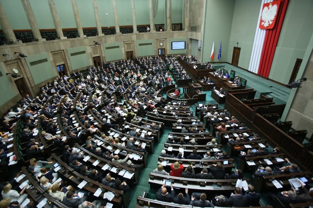 Za przyjęciem ustawy głosowało 227 posłów, przeciwko było 190, a 10 wstrzymało się od głosu /Leszek Szymański /PAP