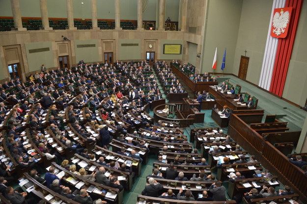 Za przyjęciem ustawy głosowało 431 posłów, nikt nie był przeciwko /Radek Pietruszka /PAP