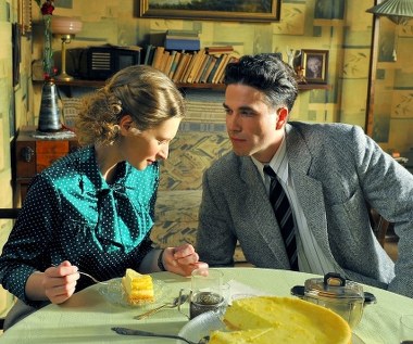 Za rolę amanta w stylu Humphreya Bogarta w filmie Borysa Lankosza "Rewers" Dorociński otrzymał na Festiwalu Polskich Filmów Fabularnych w Gdyni nagrodę dla najlepszego aktora drugoplanowego.

Popisowym momentem filmu była wiarygodnie odegrana przez Dorocińskiego scena konwulsji.

"W scenariuszu było dokładnie napisane, co mam czuć, co mam wyrażać. Dziewczyny z charakteryzacji - Lusia i Mira - dały mi pastylkę, która się pieniła, a dalej to już była moja fantazja na temat śmierci. Agata Buzek odwracała się i zamykała oczy" - opowiadał aktor.