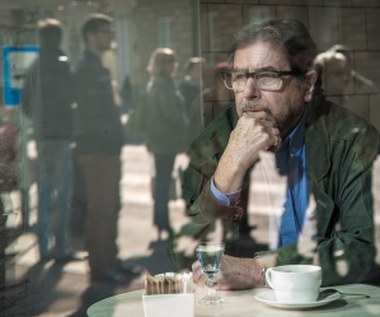 Za rolę cynicznego prokuratora, który dostaje szansę skomunikowania się z duchem zmarłej żony w filmie Małgorzaty Szumowskiej "Body/Ciało" Gajos otrzymał nagrodę dla najlepszego aktora na Festiwalu Polskich Filmów Fabularnych w Gdyni.

Dlaczego Janusz Gajos? Bo uważam, że jest to aktor w polskim kinie niewykorzystany. Od wielu lat nie zagrał roli dramatycznej, która pokazywałaby jak dobrym jest aktorem kinowym - tłumaczyła reżyserka.

- Pisząc scenariusz, musieliśmy wierzyć, że nam nie odmówi, bo nie znajdowaliśmy żadnego godnego zastępcy. Samotny ojciec, nieradzący sobie z nastoletnią córką i alkoholem - Janusz Gajos idealnie pasował nam do tego opisu, ponieważ nosi w sobie pewien smutek - wyjaśniła Szumowska.