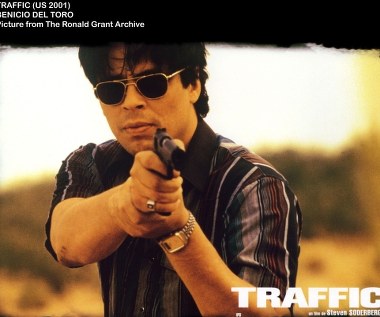 Za rolę meksykańskiego policjanta zajmującego się zwalczaniem przerzutu narkotyków przez granicę amerykańsko-meksykańską w obrazie "Traffic" del Toro otrzymał jedynego w swojej karierze Oscara. Za występ w filmie Stevena Soderbergha doceniony został również Złotym Globem i nagrodą BAFTA.

- Mój bohater to postać, która stara się czynić dobro, ale otaczające go zło i korupcja okazują się coraz silniejsze od niego. Ze swoim partnerem ma stosunki braterskie, ale kiedy w grę zaczynają wchodzić narkotyki, rzeczy się komplikują. Javier musi spróbować zachować swoją niezależność, choć próba ta może zakończyć się utratą życia - tak aktor charakteryzował swojego bohatera.