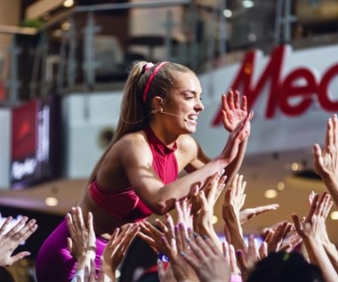 Za rolę w filmie "Sweat" Magnusa von Horna Koleśnik otrzymała na 45. Festiwalu Polskich Filmów Fabularnych w Gdyni nagrodę dla najlepszej aktorki imprezy.

Warto wspomnieć, że film był został zauważony za granicą już kilka miesięcy temu - była to jedyna polska fabuła, która znalazła się w oficjalnej selekcji ostatniego Festiwalu Filmowego w Cannes. Reżyser łączy w niej intymny, kameralny dramat z konwencją thrillera, by opowiedzieć o tęsknocie za miłością w świecie, w którym kochają cię tłumy. Koleśnik obwołana została wtedy przez zagranicznych dziennikarzy „objawieniem polskiego kina”. "Koleśnik jest zachwycająca" - pisał portal IndieWire.