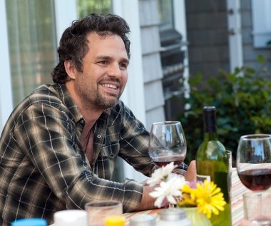 Za rolę w "Wszystko w porządku", w którym wcielił się w biologicznego ojca dzieci pary lesbijek, otrzymał świetne recenzje, oraz nominacje do najważniejszych wyróżnień, między innymi Złotego Globu i Oscara. 