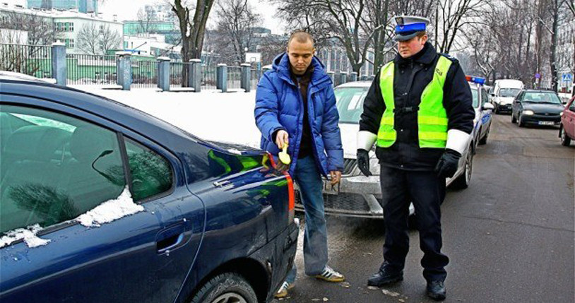 Za rozgrzewanie auta na postoju kierowca może dostać nawet kilka mandatów /