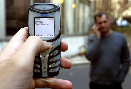 Za rozsyłanie spamu przez SMS grozić ma kara nawet 100 tys. złotych /AFP
