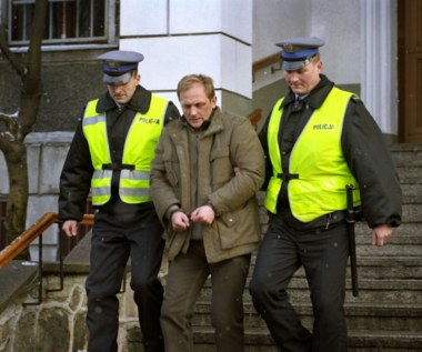 Za scenariusz "Komornika" odpowiadał Grzegorz Łoszewski, współautor takich seriali jak: "Miodowe lata", "Kasia i Tomek" czy "Camera Cafe", dla którego był to kinowy debiut.

"Opowieść ta zamyka się praktycznie w jednym dniu. Są to 24 godziny z życia wałbrzyskiego komornika. Lucek to młody, ambitny 30-latek. Odniósł już życiowy sukces, bo uciekł z biedy górniczego przedmieścia. Ale to za mało. Rzutki, błyskotliwy, pełen dowcipu, już w pierwszym kontakcie potrafi oczarować każdego rozmówcę. Jest to jednak tylko poza. Pod nią kryją się przebiegłość i bezwzględność. Jego zawodowy sukces wynika z faktu, że poznał w swoim życiu i biedę i upokorzenie. Dziś obnaża je u innych. Pewny siebie, biegnąc "po trupach" nie zauważa, jak zostaje osaczony. Jego rozgrywka z silniejszymi kończy się nagłą i niespodziewaną porażką. Wydaje się, że Lucek znów sięgnie dna. Podejmuje ostatnią, szaloną próbę, ostatni "kant", który ma mu ocalić skórę – rozdaje gigantyczną łapówkę ludziom, na których dokonywał egzekucji. Ale oni – pazerni i wystraszeni, nie staną w jego obronie. To rozczarowanie jest szokiem i chwilą wewnętrznej przemiany – ożywczym, pozytywnym odkryciem, które daje Luckowi nową siłę" - tak Łoszewski streszczał swą historię.